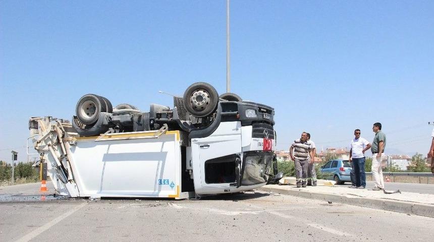 &Ccedil;&ouml;p Kamyonu İle Otomobilin Karıştığı Kaza Ucuz Atlatıldı: 1 Yaralı