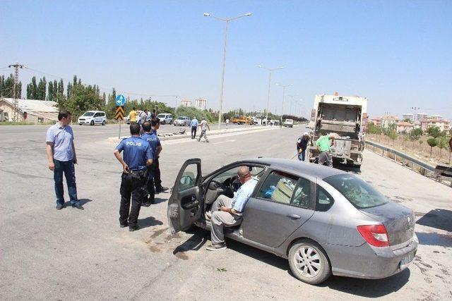 Çöp Kamyonu İle Otomobilin Karıştığı Kaza Ucuz Atlatıldı: 1 Yaralı