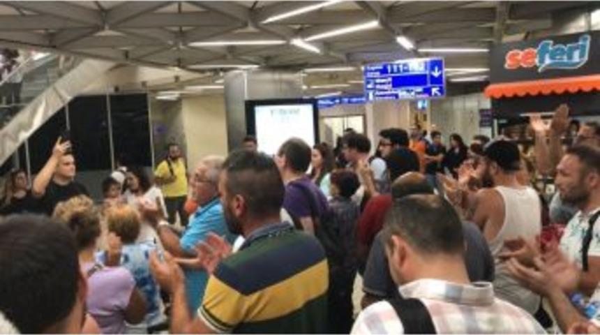 Havalimanında &lsquo;onur İstifa&rsquo; Sloganları