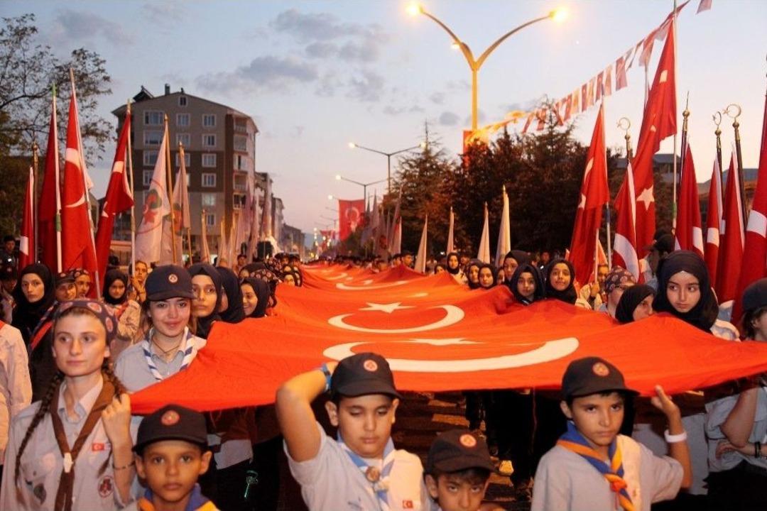 Malazgirt Kahramanları Ahlat&rsquo;ta "fener Alayı" İle Yad Edildi