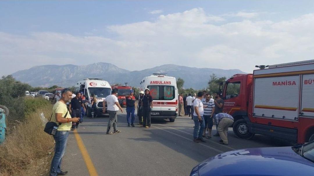Manisa&rsquo;nın Yunusemre İl&ccedil;esinde Halk Otob&uuml;s&uuml; İle Otomobilin &Ccedil;arpışması Sonucu İlk Belirlemelere G&ouml;re 20 Kişi Yaralandı.