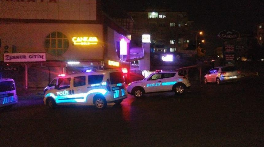 D&uuml;ğ&uuml;nde Karşılaşan Amca Oğullarından Kanlı Hesaplaşma: 1 Yaralı