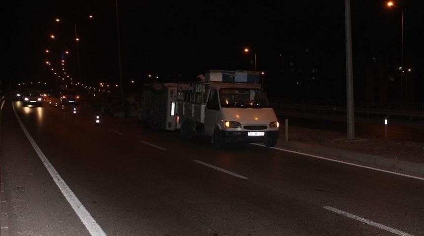 Arı Kovanı Y&uuml;kl&uuml; Kamyonet Devrildi Arılar Etrafa Sa&ccedil;ıldı