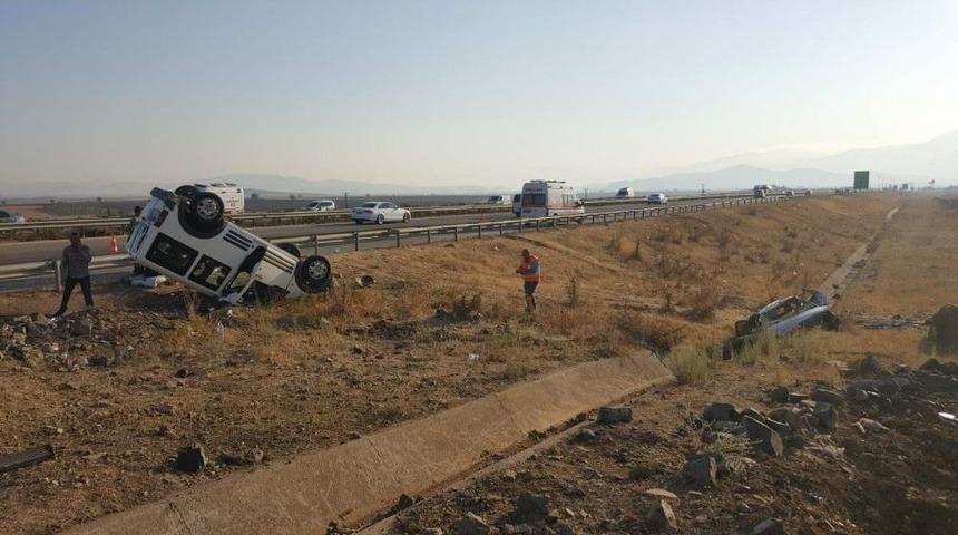 Kontrolden &Ccedil;ıkan Otomobil Karşı Şeritteki Araca &Ccedil;arptı: 14 Yaralı