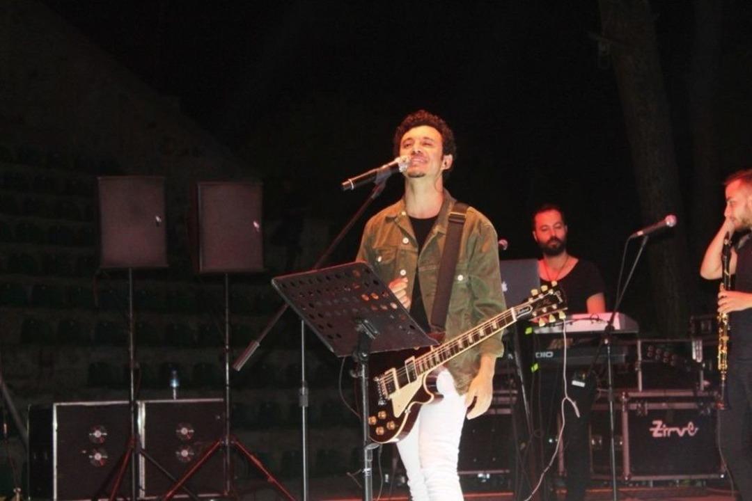 &Uuml;nl&uuml; Pop&ccedil;u Buray Ayvalıkg&uuml;c&uuml; İ&ccedil;in Sahne Aldı