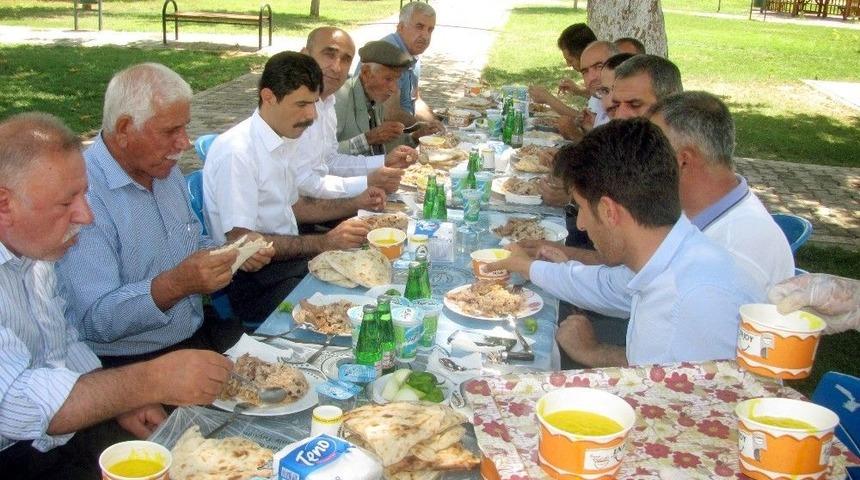 &Ouml;zdemir&rsquo;den Hacı Adaylarına Yemek