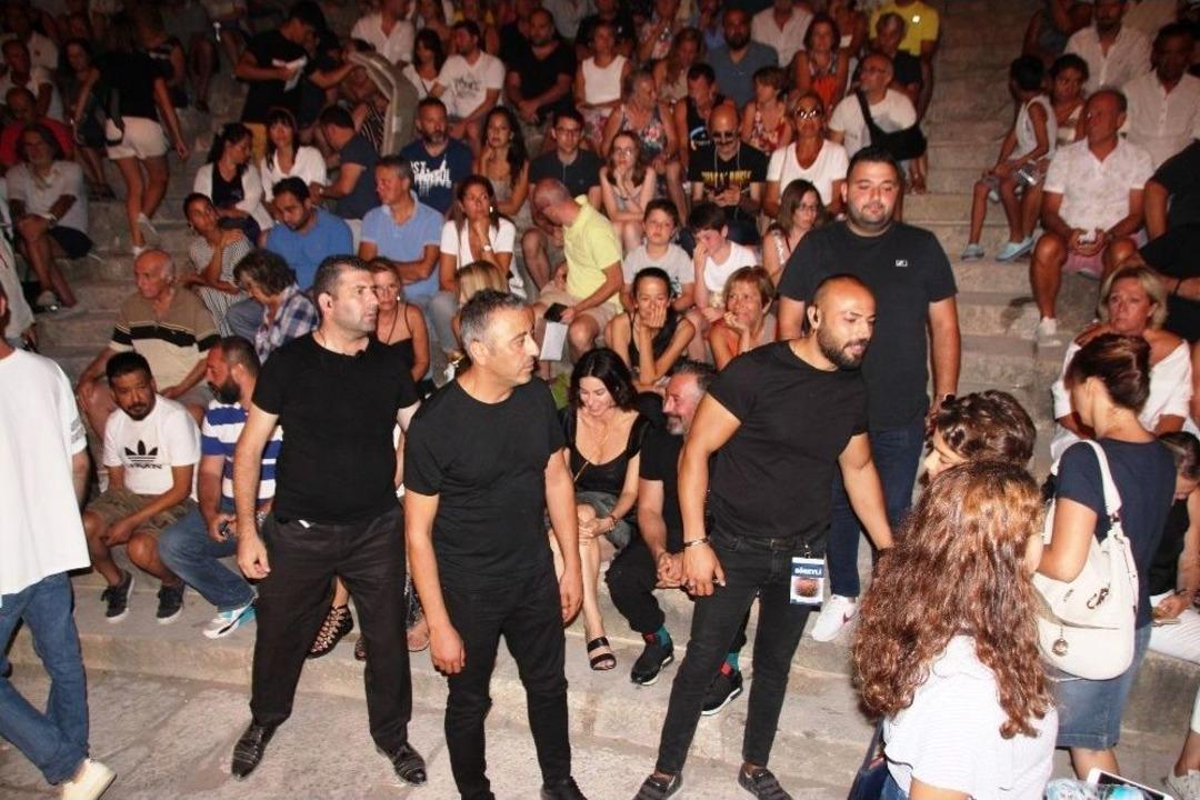 Cem Yılmaz Hayranları İle Arasına Etten Duvar &Ouml;rd&uuml;rd&uuml;