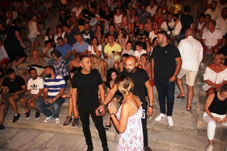 Cem Yılmaz Hayranları İle Arasına Etten Duvar Ördürdü G2