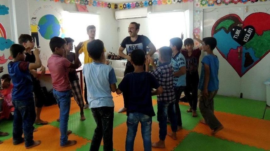 T&uuml;rk Ve Suriyeli &Ccedil;ocuklar Birlikte Oynayarak Kaynaşıyor