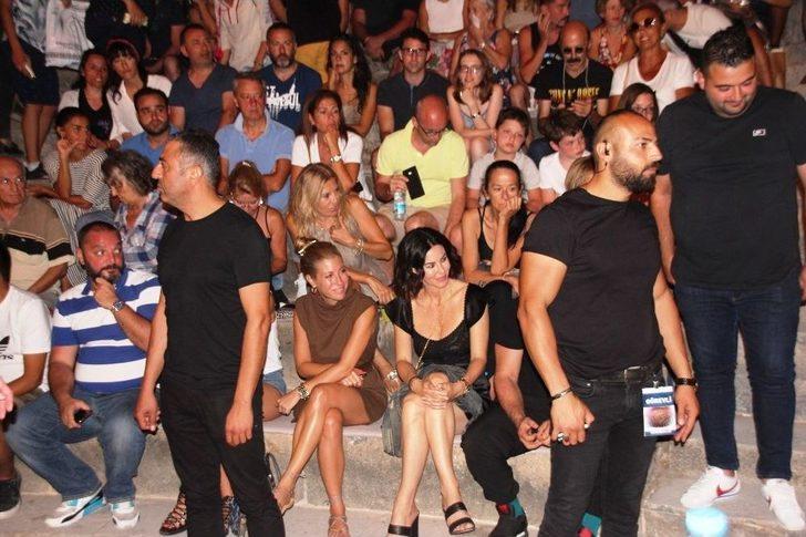 Cem Yılmaz Hayranları İle Arasına Etten Duvar Ördürdü G5