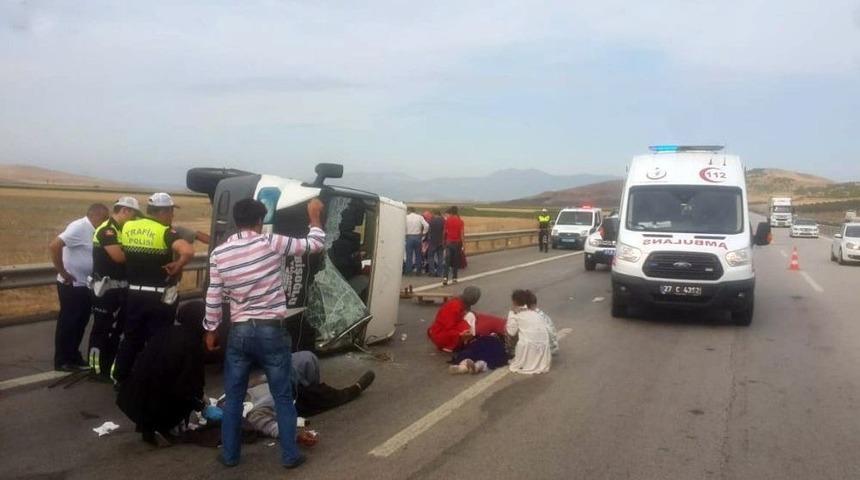 Tekeri Patlayan Minib&uuml;s Yan Yattı: 7 Yaralı