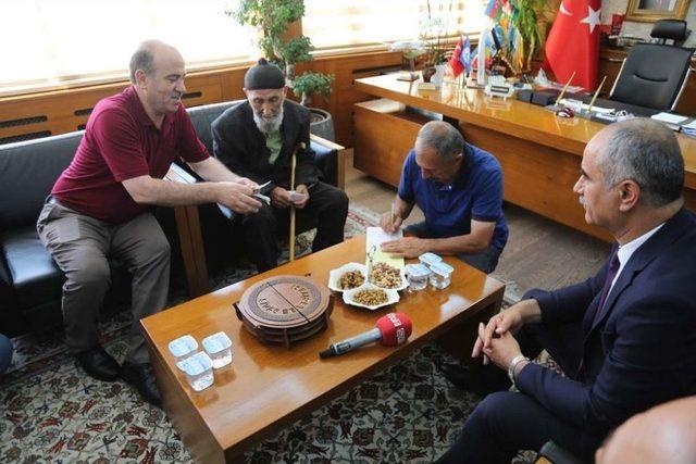 Sattığı Samanın Parasını ’ay-yıldız’ Şeklindeki Camiye Bağışladı