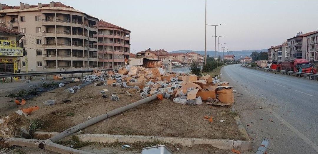 Tır Kazasında Faciadan D&ouml;n&uuml;ld&uuml;... O Anlar Kamerada