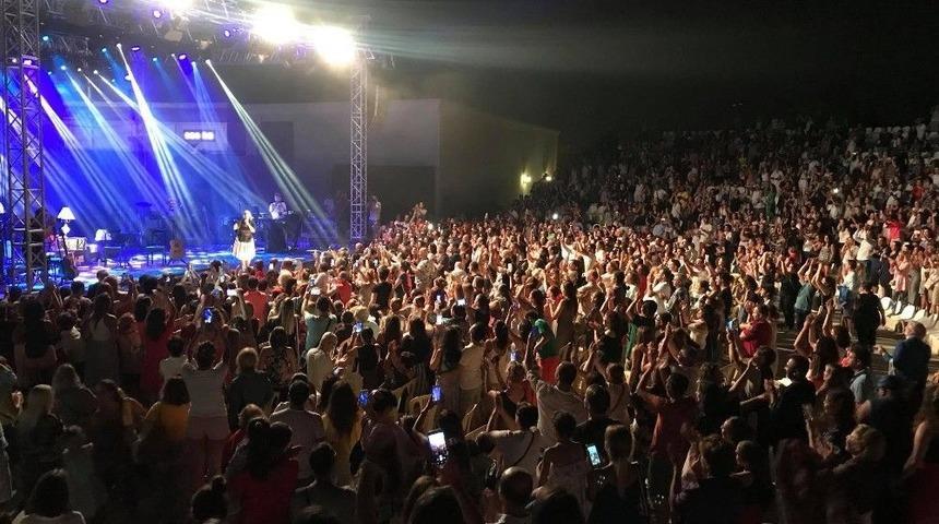 Sertab Erener Kuşadası&rsquo;nda Hayranlarıyla Buluştu