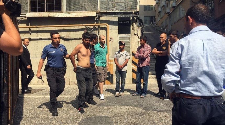 (&ouml;zel) Taksim&rsquo;de Arap Turiste Gasp Şoku