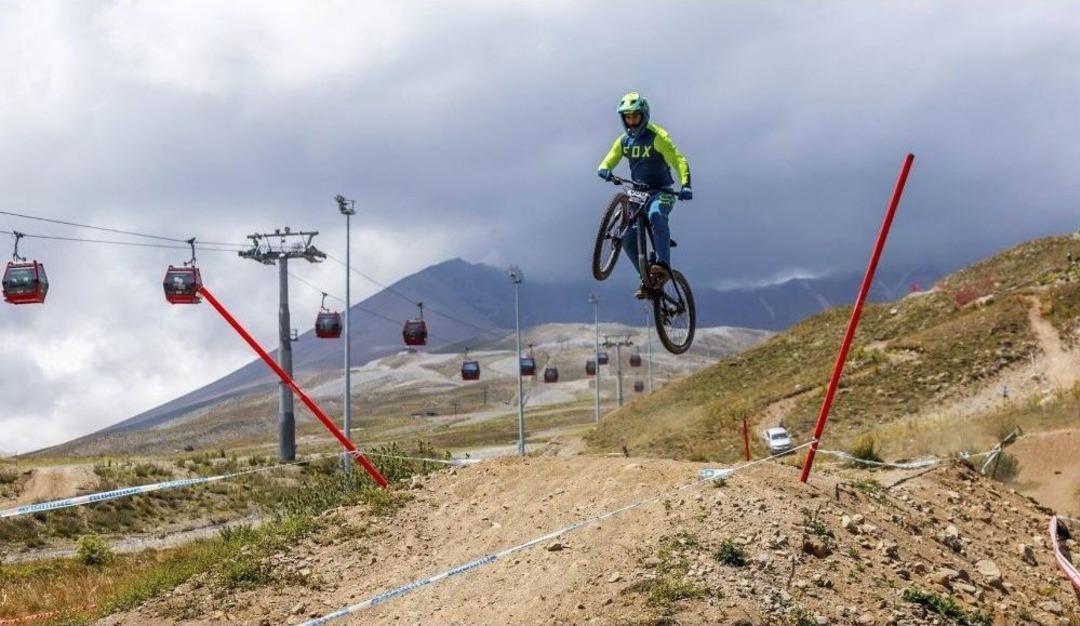 Erciyes&rsquo;te Uluslararası Downhill Bisikleti Kupası D&uuml;zenlendi
