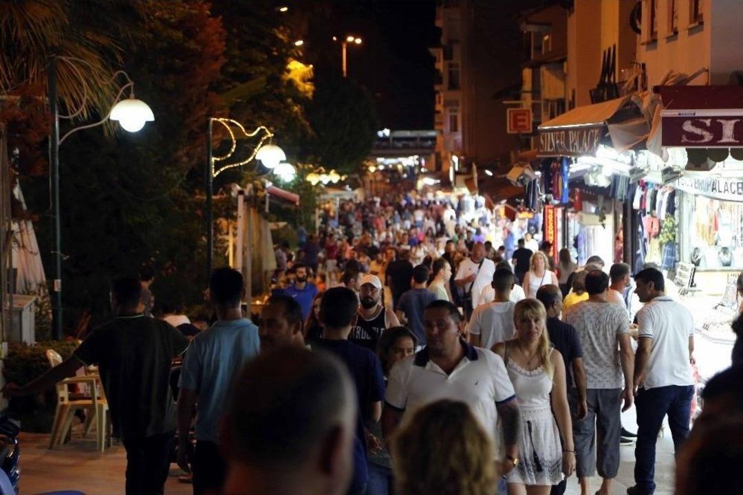 Kuşadası&rsquo;nda Adım Atacak Yer Kalmadı