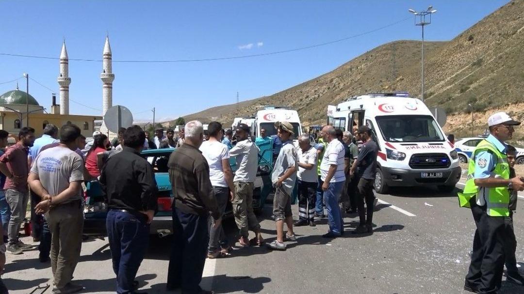 Para Nakil Aracı Otomobille &Ccedil;arpıştı: 1 Yaralı