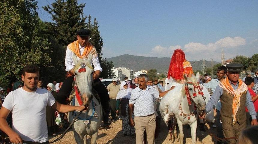 Bu Kez Gelin Arabasına Değil Ata Bindiler