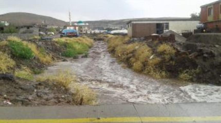 Siverek’te Sağanak Yağış Ve Dolu Etkili Oldu