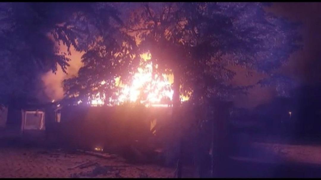 İş&ccedil;ilerin Kaldığı Ev Yanarak K&uuml;le D&ouml;nd&uuml;: 1 Yaralı