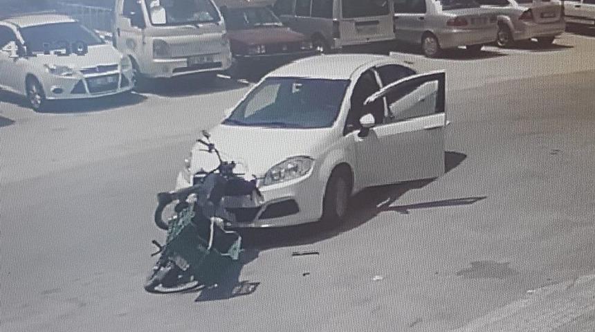 Manavgat&rsquo;ta Motosikletle Otomobil &Ccedil;arpıştı: 1 Yaralı