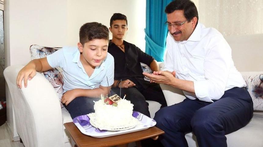 Hem Bayramlaştı Hem De Doğum Gününü Kutladı