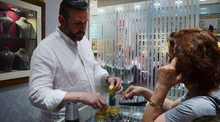 D&uuml;ğ&uuml;nlerde Burma Ve Hasır Bileziğin Yerini Artık K&uuml;peler, Kolyeler Aldı