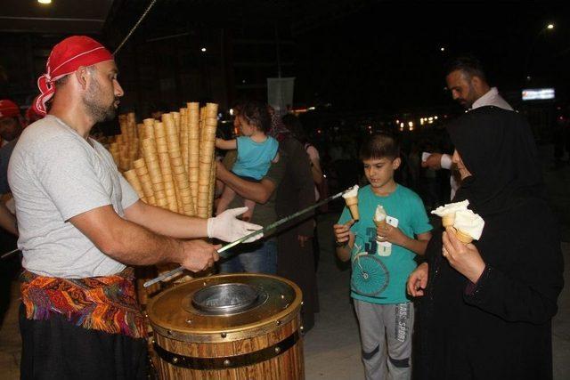 Elazığ’da 2 Tona Yakın Maraş Dondurması Dağıtıldı