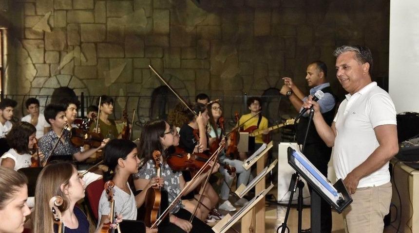 Başkan Uysal, Gen&ccedil; M&uuml;zisyenlerle