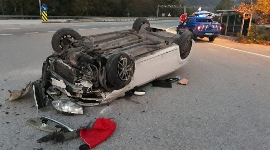 Kontrolden &Ccedil;ıkan Ara&ccedil; Takla Attı: 2 Yaralı