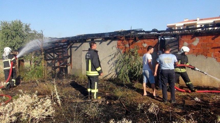 Boş Binanın &Ccedil;atısı Yandı