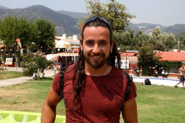 Paraşütten İndi, Yeri Öptü G1