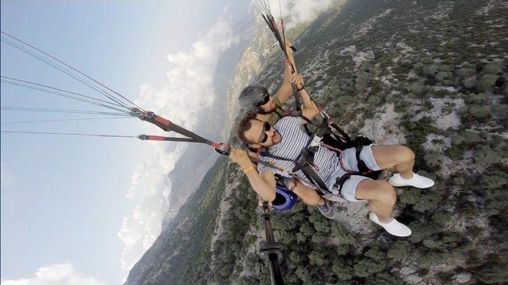 Paraşütten İndi, Yeri Öptü G3