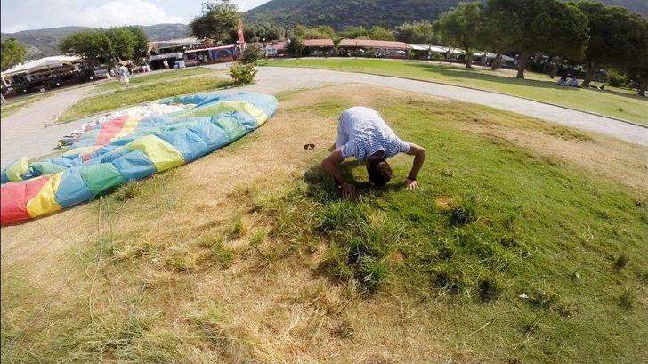 Paraşütten İndi, Yeri Öptü G5