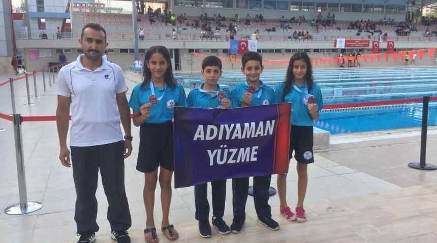 Adıyamanlı Y&uuml;z&uuml;c&uuml;ler Madalyalarla D&ouml;nd&uuml;