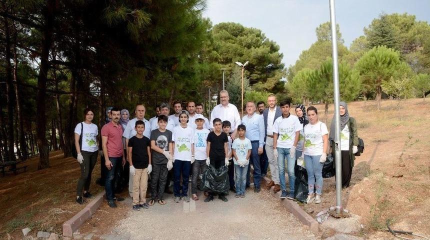 Karacebey’de Gençler Çevre Temizliği Yaptı