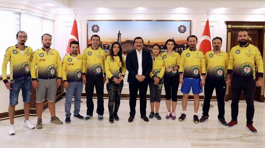 Başkan Atilla Sporcuları Ağırladı