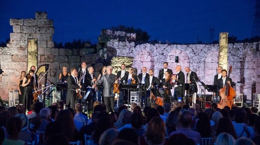 Perge Antik Kenti&rsquo;nde Strauss R&uuml;zg&acirc;rı Esti