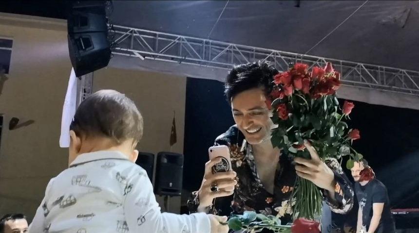 Herkes Onu O İse Minik Hayranının Fotoğrafını &Ccedil;ekmek İ&ccedil;in Dakikalarca Uğraştı