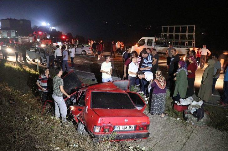 Kontrolden Çıkan Otomobil 4 Aracı Biçti: 1’i Çocuk 7 Yaralı G4