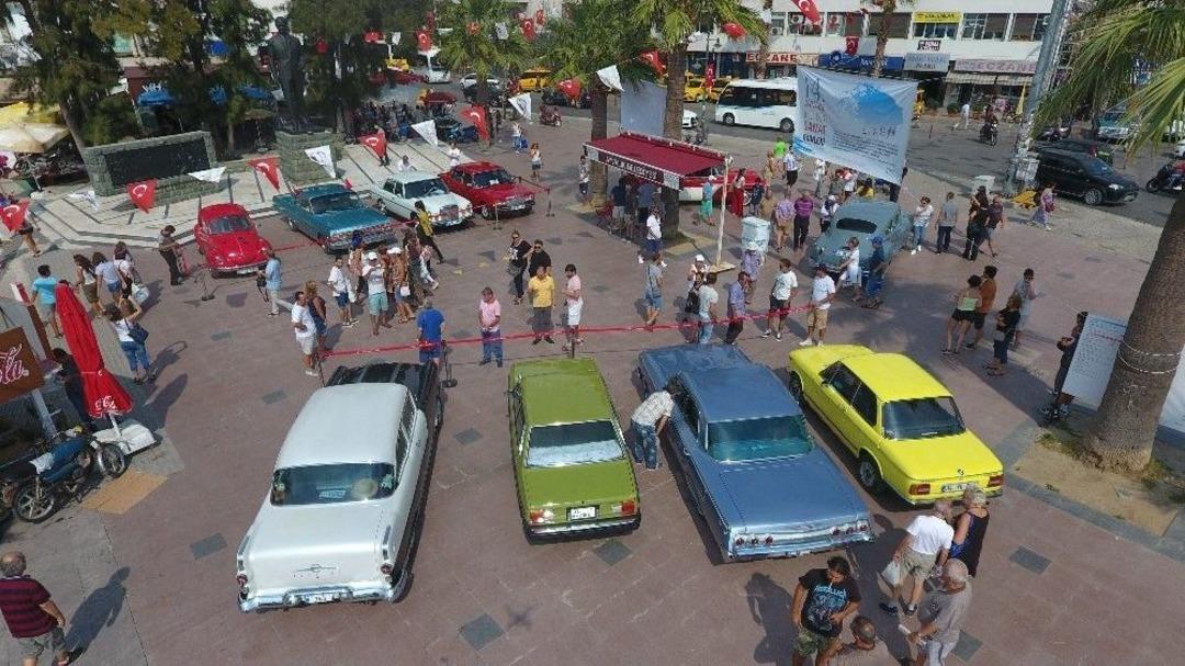 Ayvalık&rsquo;ta Klasik Otomobiller G&ouml;r&uuml;c&uuml;ye &Ccedil;ıktı