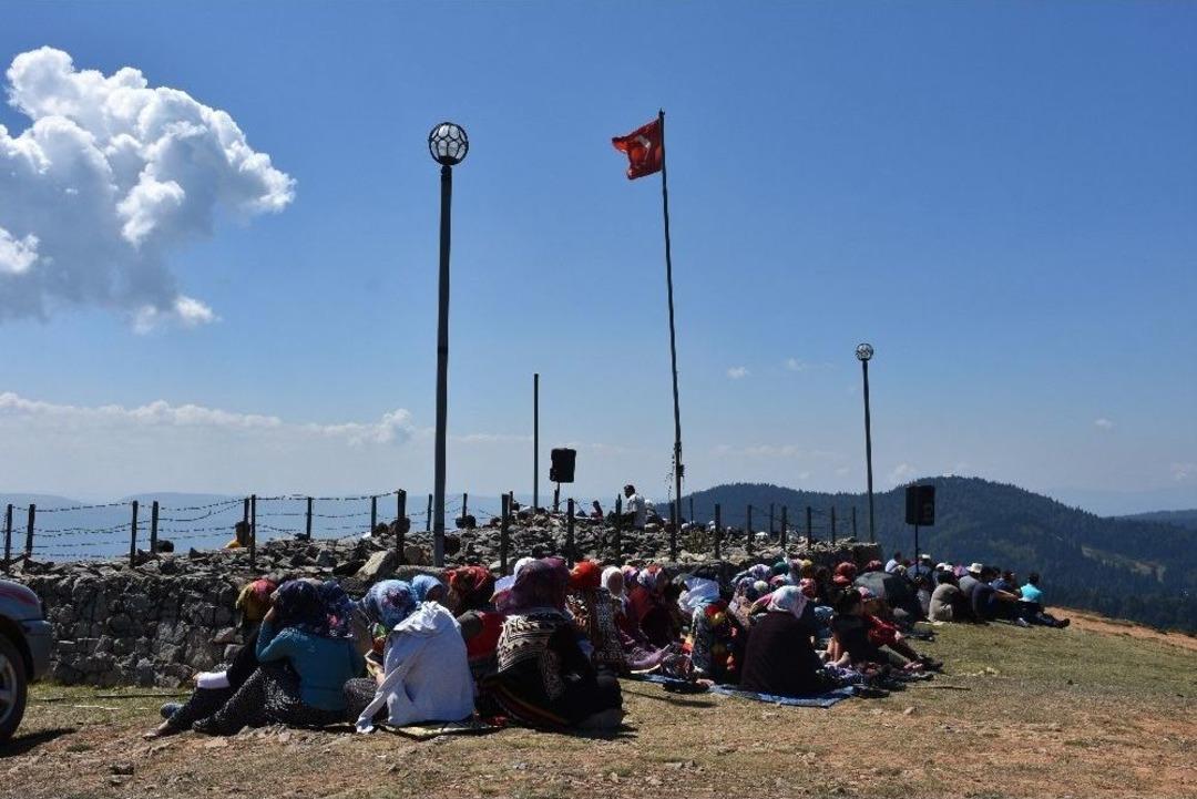 (&ouml;zel) Sakarya&rsquo;nın En Y&uuml;ksek Noktasında Şehitler Dualarla Anıldı