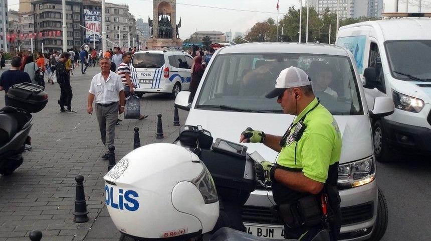 (&ouml;zel) Taksim&rsquo;de Kurallara Uymayan S&uuml;r&uuml;c&uuml;lere Ceza Yağdı