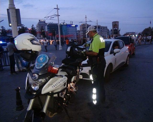 (özel) Taksim’de Kurallara Uymayan Sürücülere Ceza Yağdı