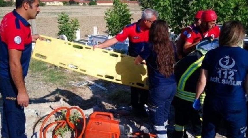 Kontrolden &Ccedil;ıkan Ara&ccedil; Mezarlık Girişine &Ccedil;arptı: 1 &Ouml;l&uuml;, 4 Yaralı