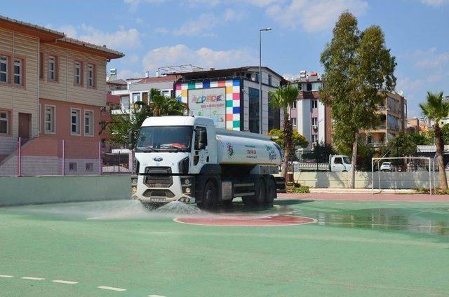 Kepez Belediyesi’nden Okul Bahçelerine Temizlik