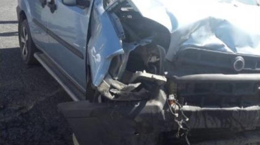 Hafif Ticari Araçla Otomobil Çarpıştı: 9 Yaralı