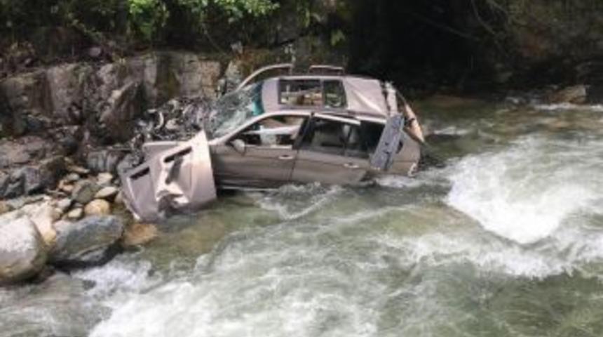 Otomobil Dereye Yuvarlandı: 1 &Ouml;l&uuml;, 1 Yaralı