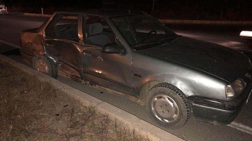 İki Otomobil Kavşakta &Ccedil;arpıştı: 3 Yaralı